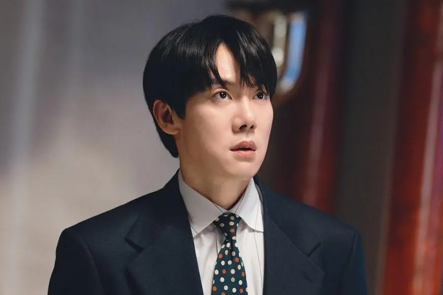 Yoo Yeon Seok Transforms Into A Lawyer Who Starts Seeing Ghosts In New Drama “Phantom Lawyer”