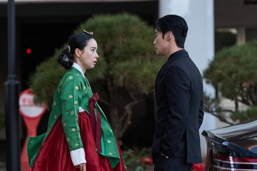 Lim Ji Yeon Sparks Unpredictable Connection With Chaebol Heo Nam Jun After Awakening In 2026 In “Wicked World”