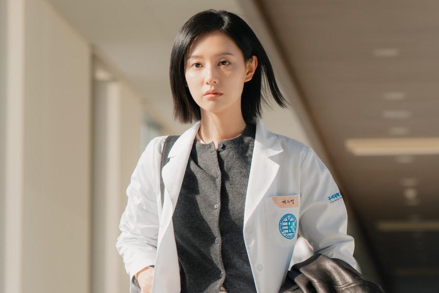 Kim Ji Won Takes On Corruption-Ridden Hospital As Lone Medical Antihero In New Medical Drama