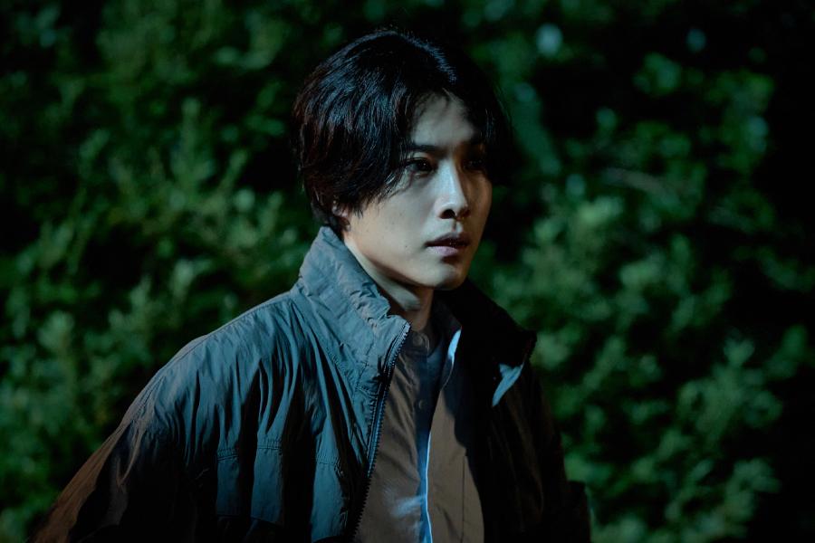 Lee Jong Won Faces Suffocating Horror While Searching For Missing Colleague Kim Hye Yoon In New Film “Whispering Water”